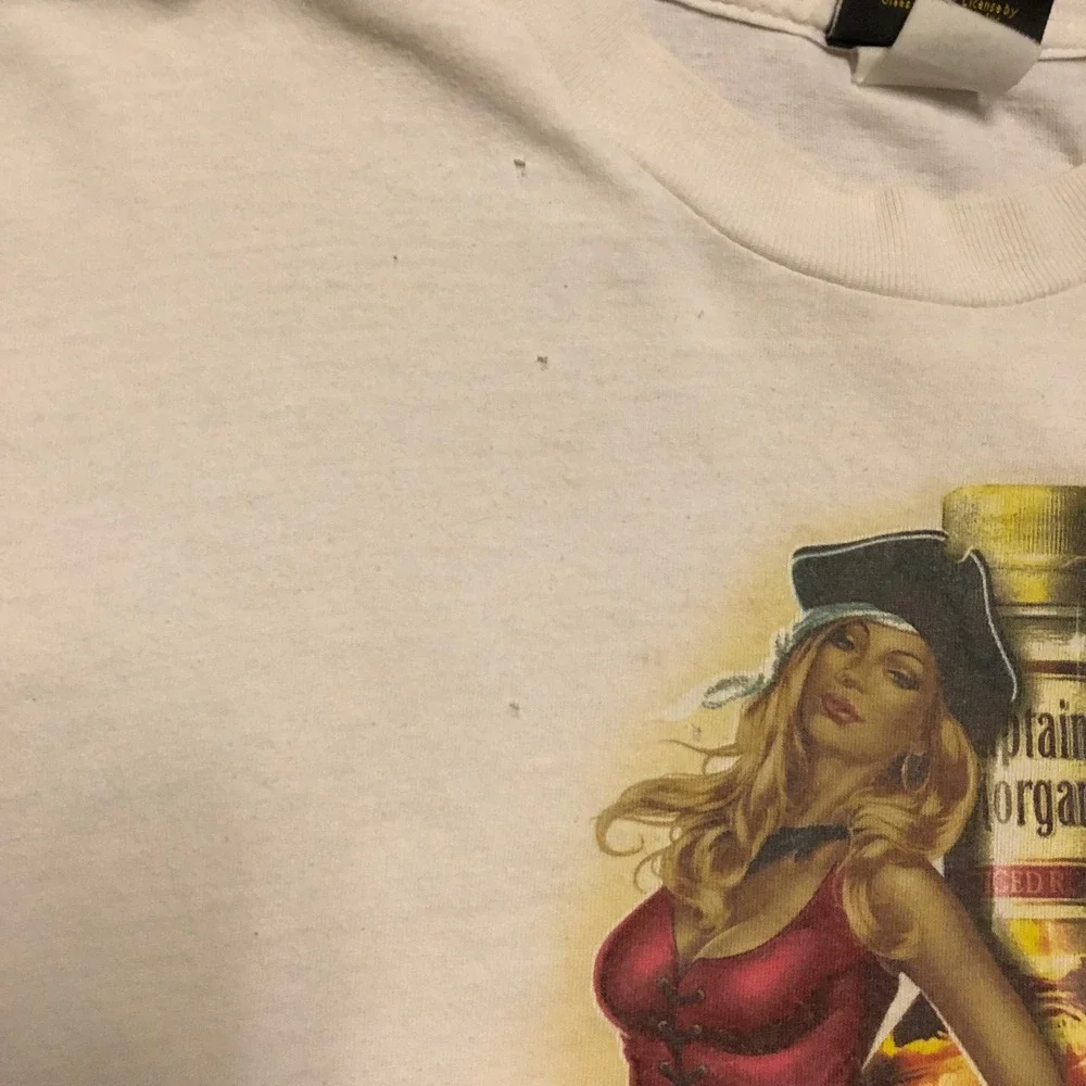 Vintage Captain Morgan Spiced Rum T-Shirt White Graphic Promo Pin Up Girl XL